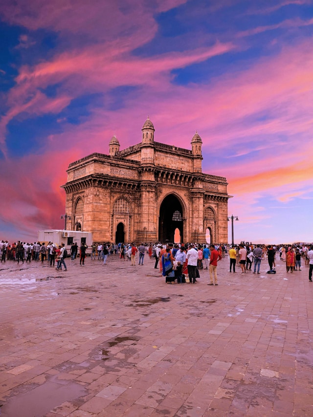 8:00 see the impressive Gateway of India